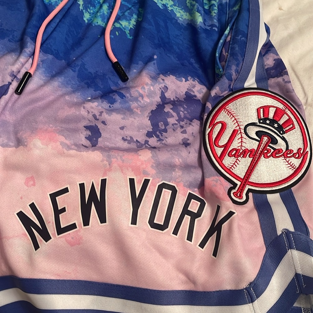 Rare Men/Women NY Yankee shorts! New with Tags! - Picture 2 of 6